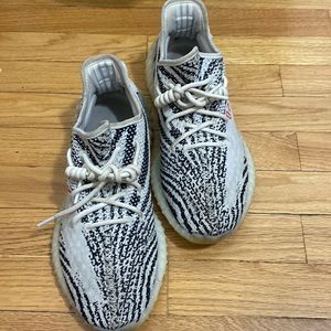 Zebra, heavily worn, they need a cleaning. No smell tho. Shoot me prices !